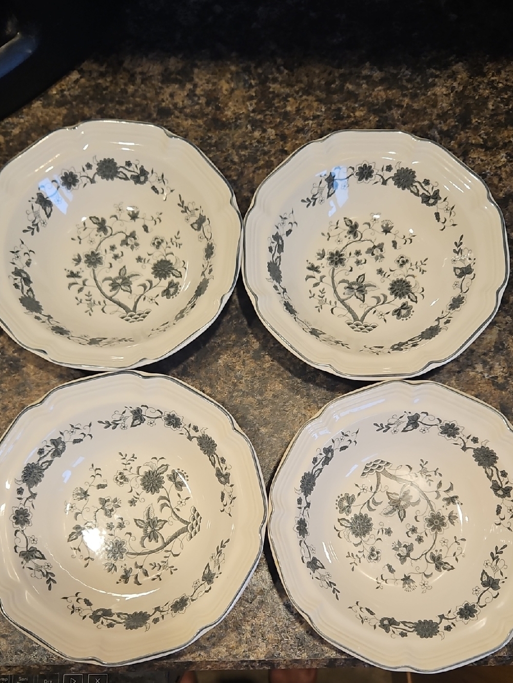 Set Of 4 Beautiful Vintage Bowls